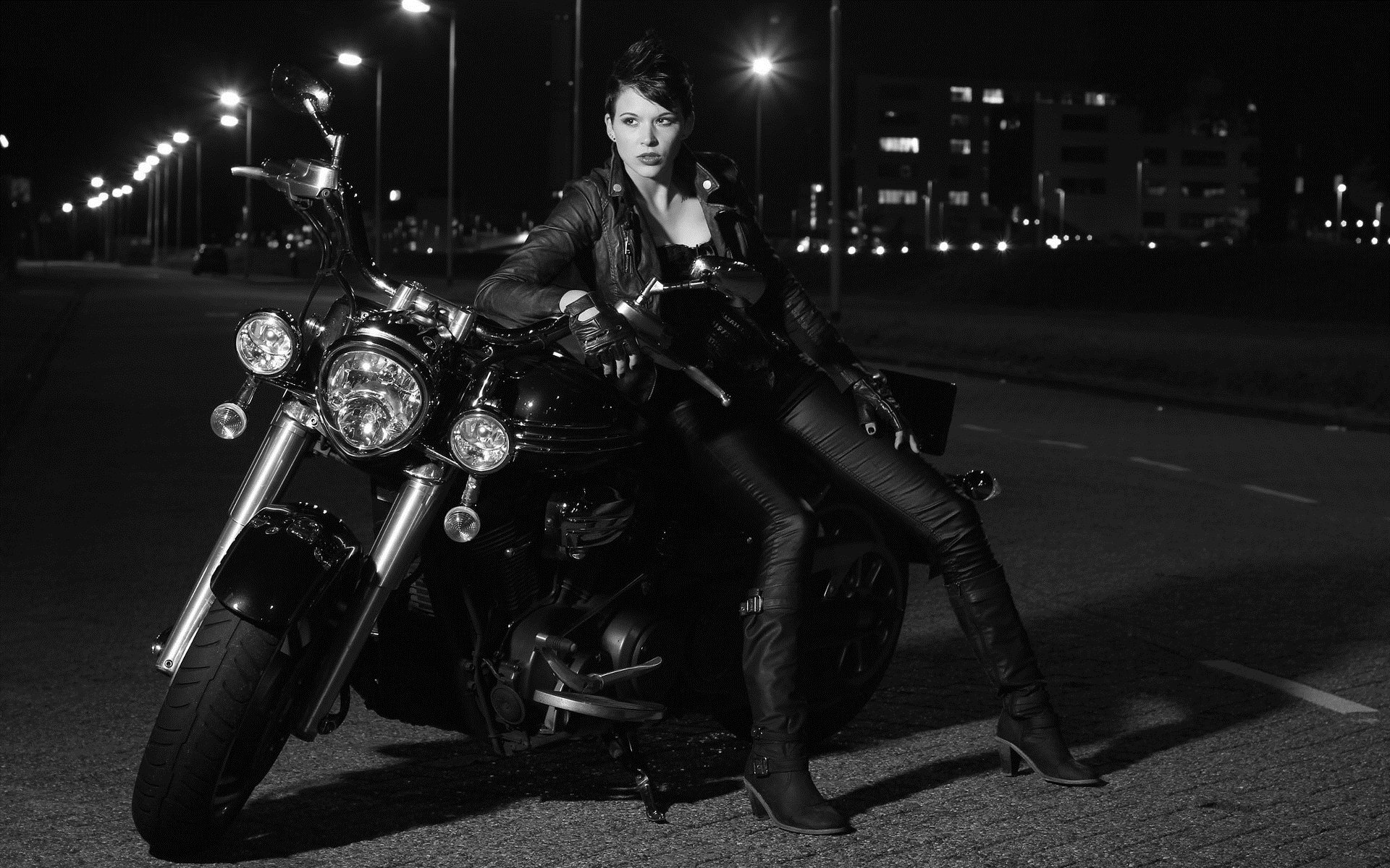 Photo Beautiful girls and motorcycles in Libreville