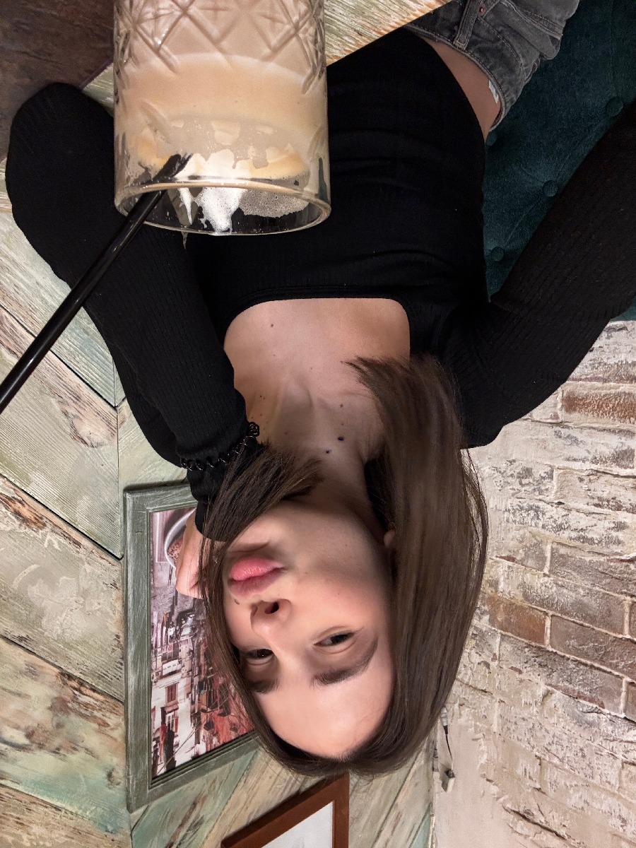 Fresh photos, fresh mood — Tina online in Libreville